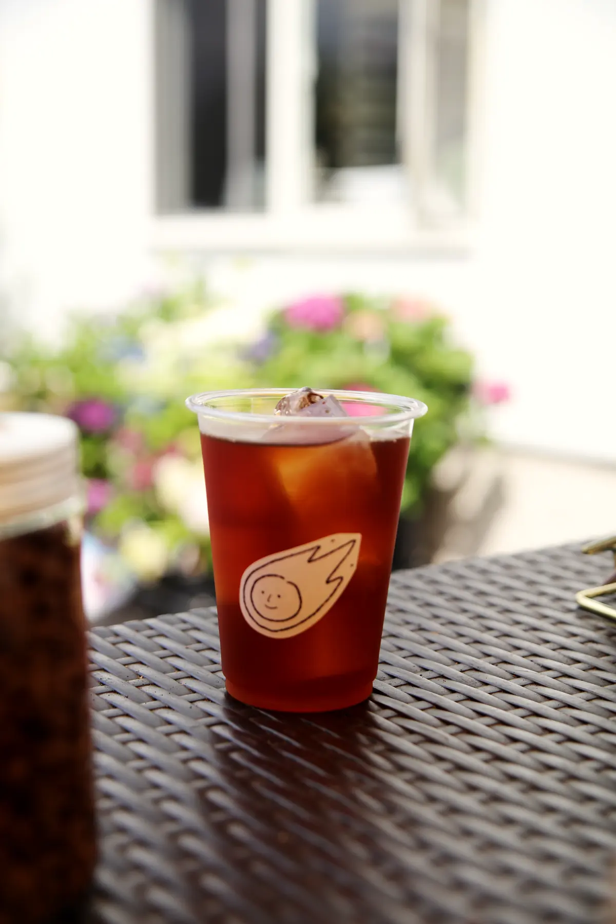 窓辺に置かれたアイスコーヒー