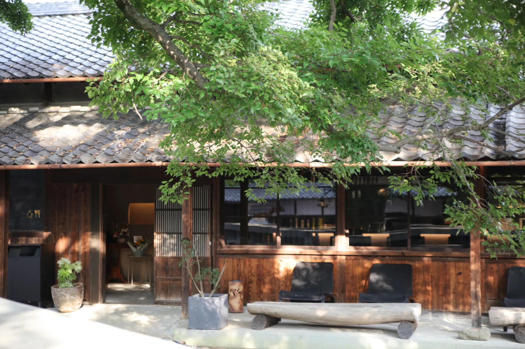 木々に包まれた長屋門——中島醸造の敷地に立つ Comet Coffee