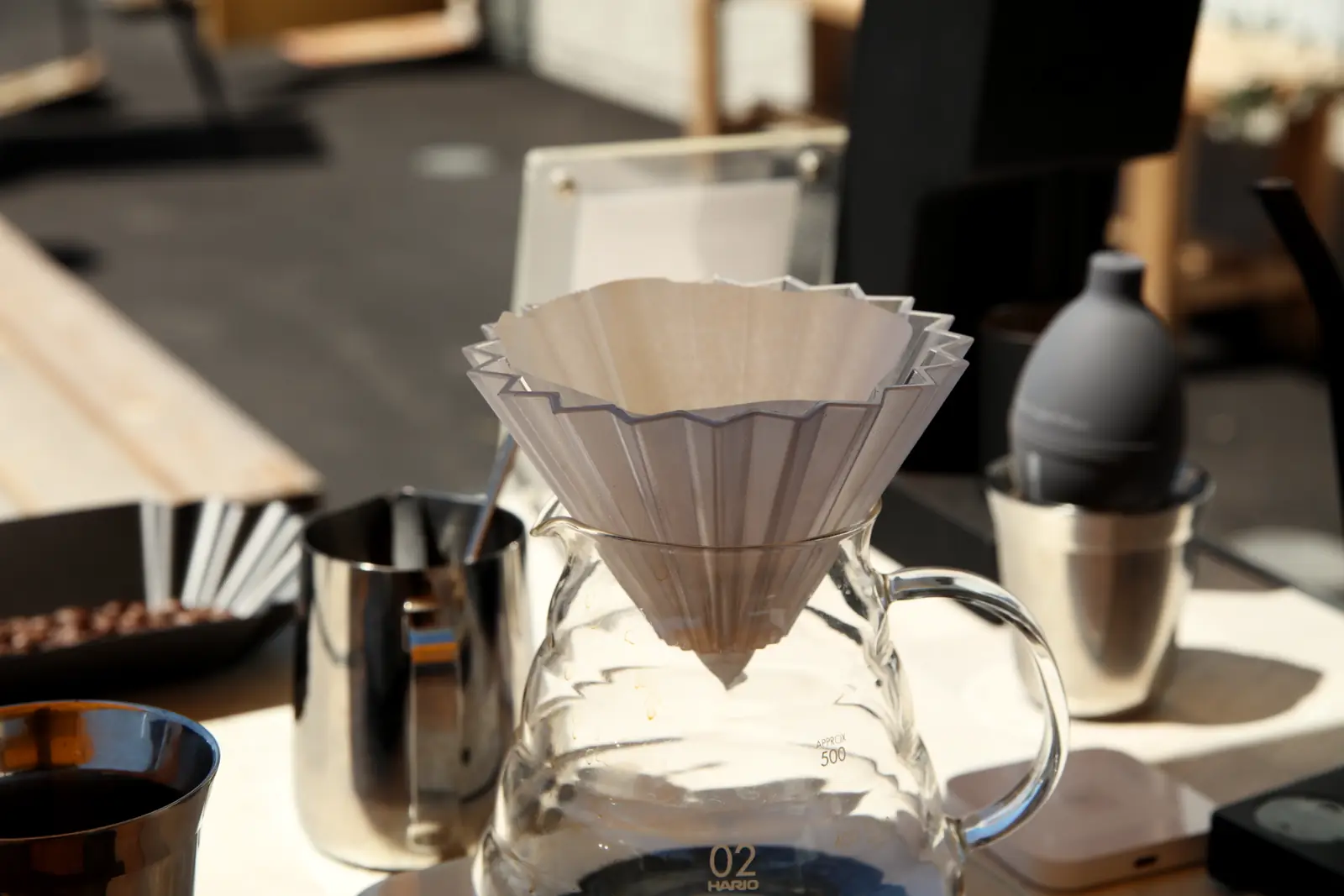 ハンドドリップでコーヒーを淹れる手元